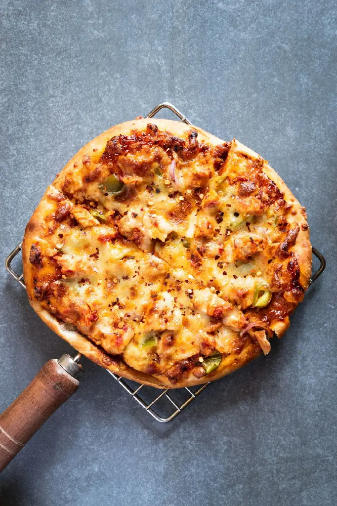unsplash_pvpugAWd6_g_peri peri paneer pizza .webp