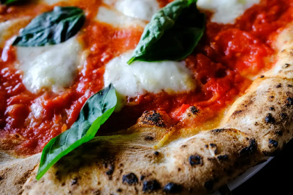 unsplash_CkdP20by5CE_Margherita Pizza.jpg.webp