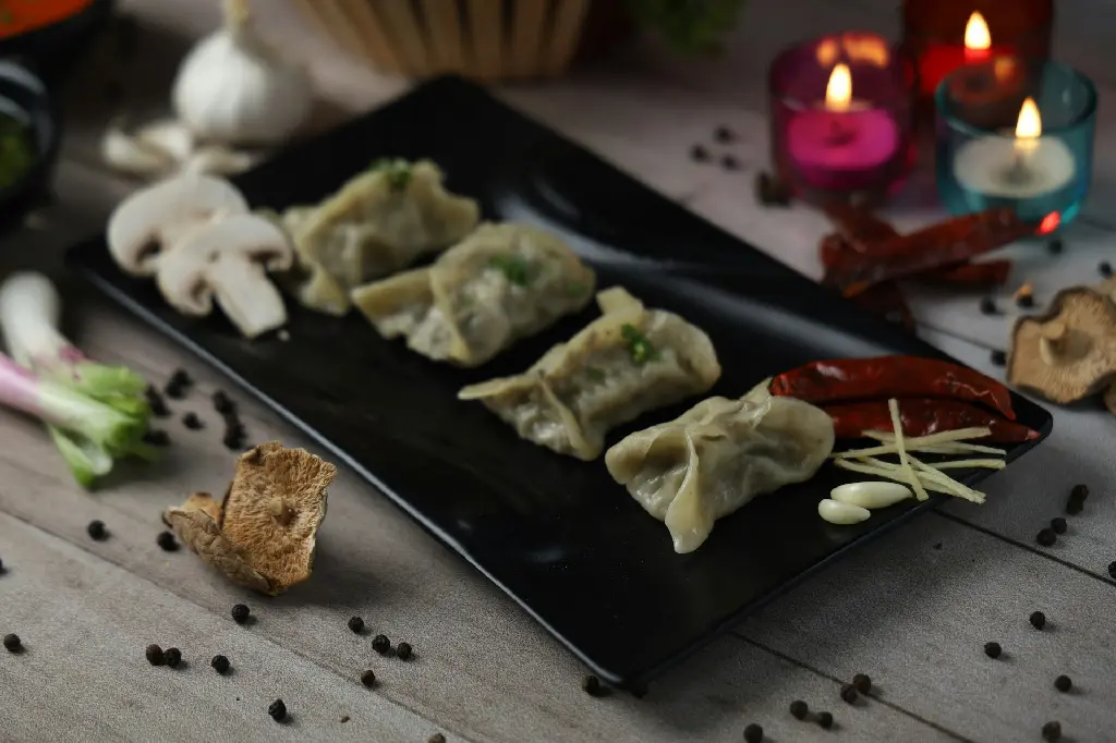 unsplash_8nxJNNgodM4_steamed veg momos.webp
