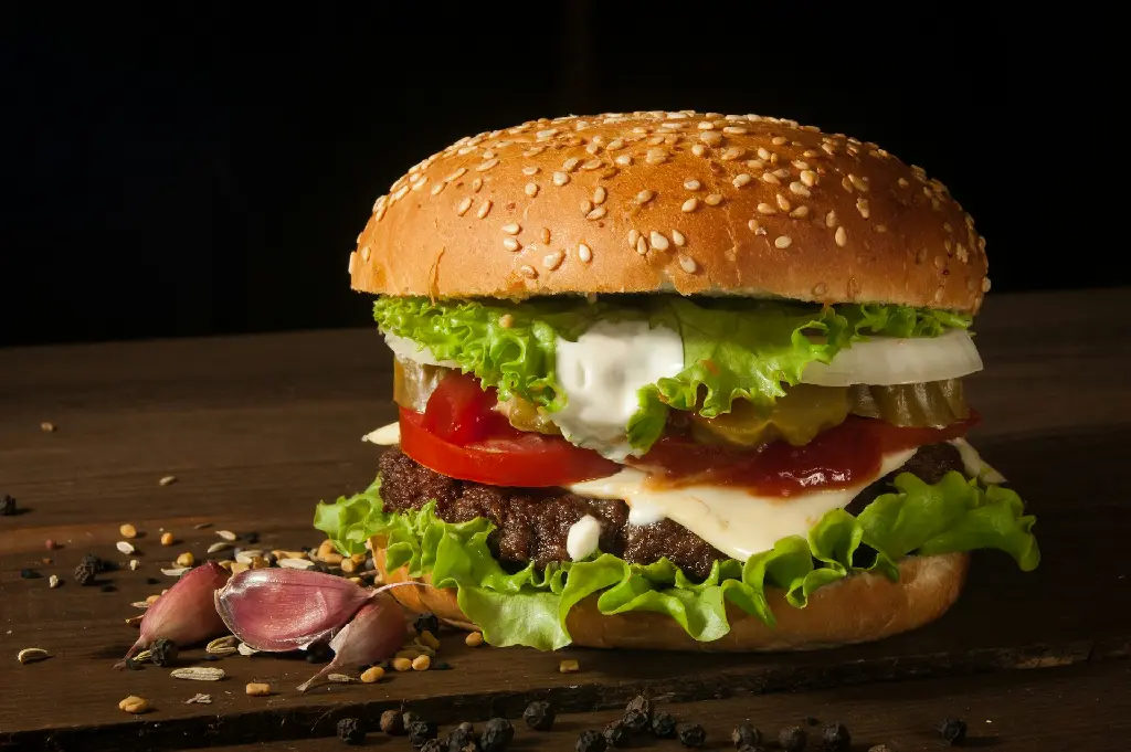 unsplash_mkVa2hLJgnI_classic veg burger.jpg.jpg.webp